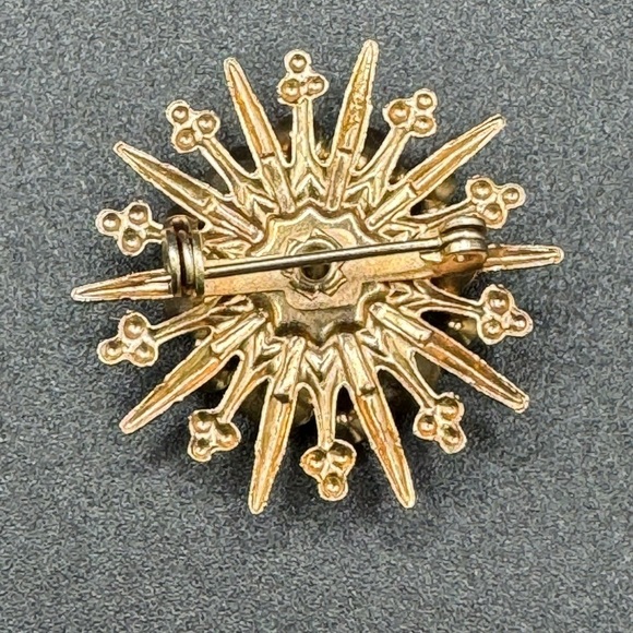 Vintage Green Rhinestone Gold Tone SNOWFLAKE Pin Brooch MISSING one Green Stone - Picture 3 of 4